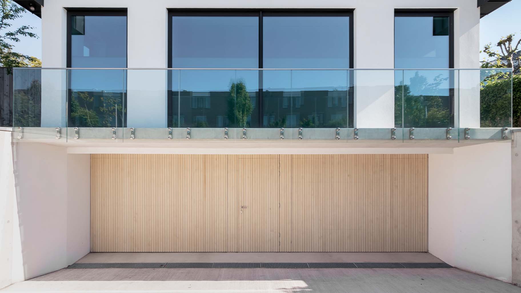 Houten sectionaaldeuren met loopdeur van Accoya hout gemaakt door Different Doors