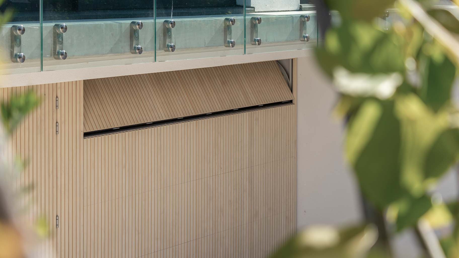 Houten sectionaaldeuren met loopdeur van Accoya hout gemaakt door Different Doors