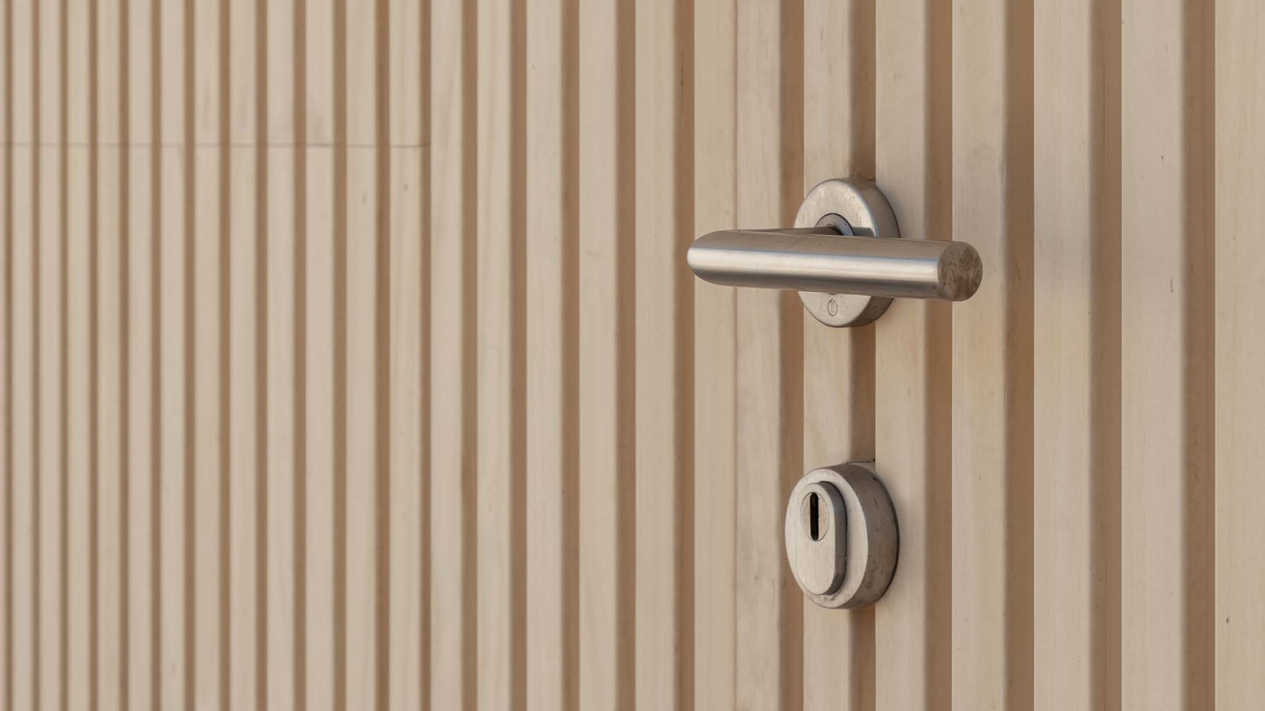 Close-up van de Accoya houten sectionaaldeur met verticale profilering