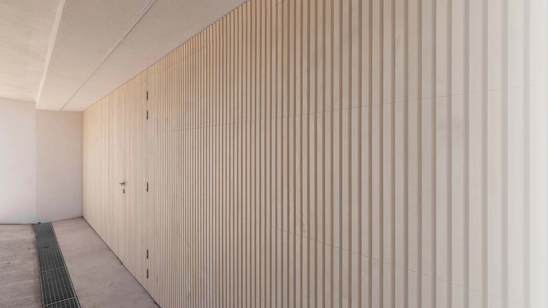 Close-up van de Accoya houten sectionaaldeur met verticale profilering