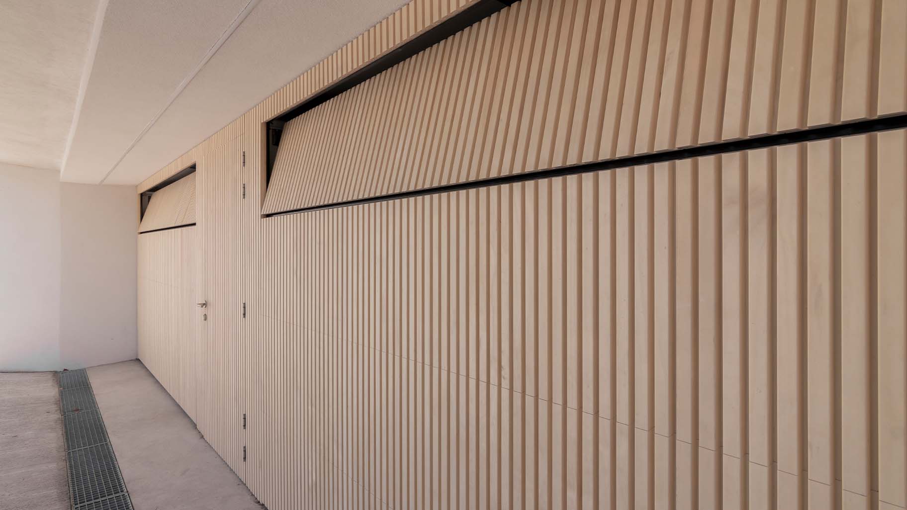 Close-up van de Accoya houten sectionaaldeur met verticale profilering