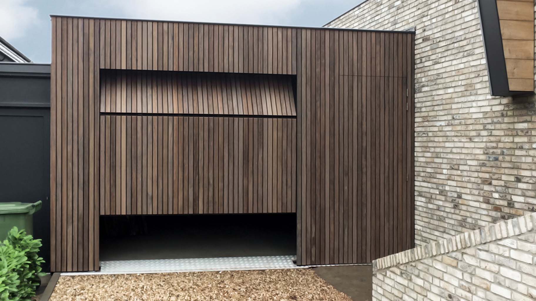 Verticale plato garagedeur gelijk in de gevel met loopdeur - Different Doors