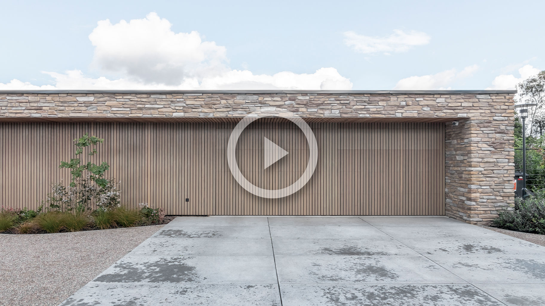 Garagedeur Different Doors smalle latten