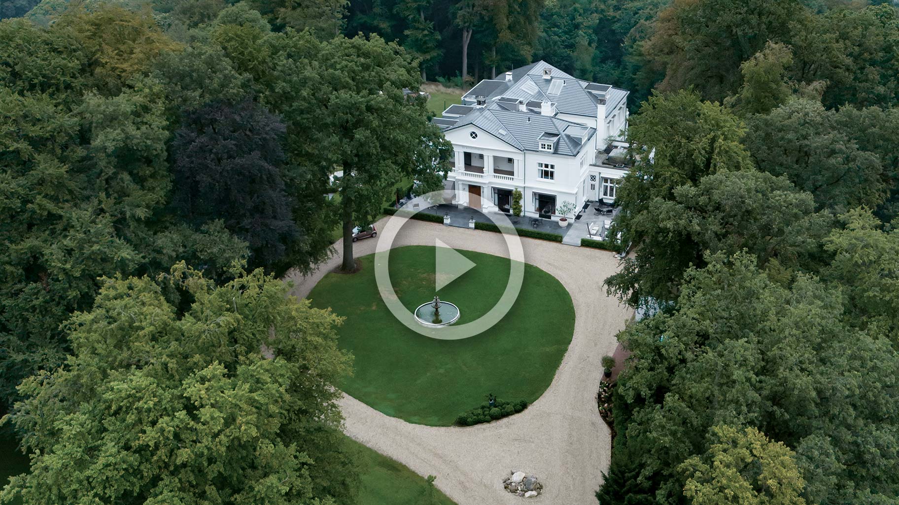 Garage bij landhuis met glazen gevel voor landelijk moderne uitstraling