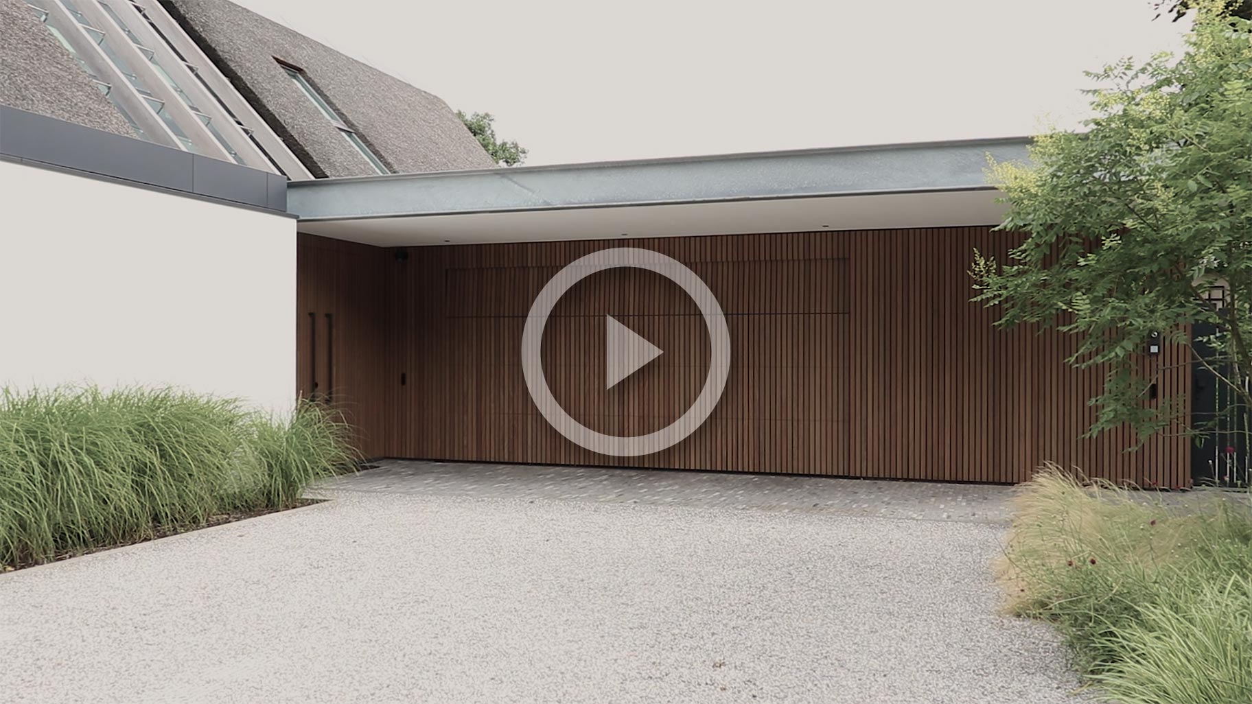 Video houten garagedeur met voordeur