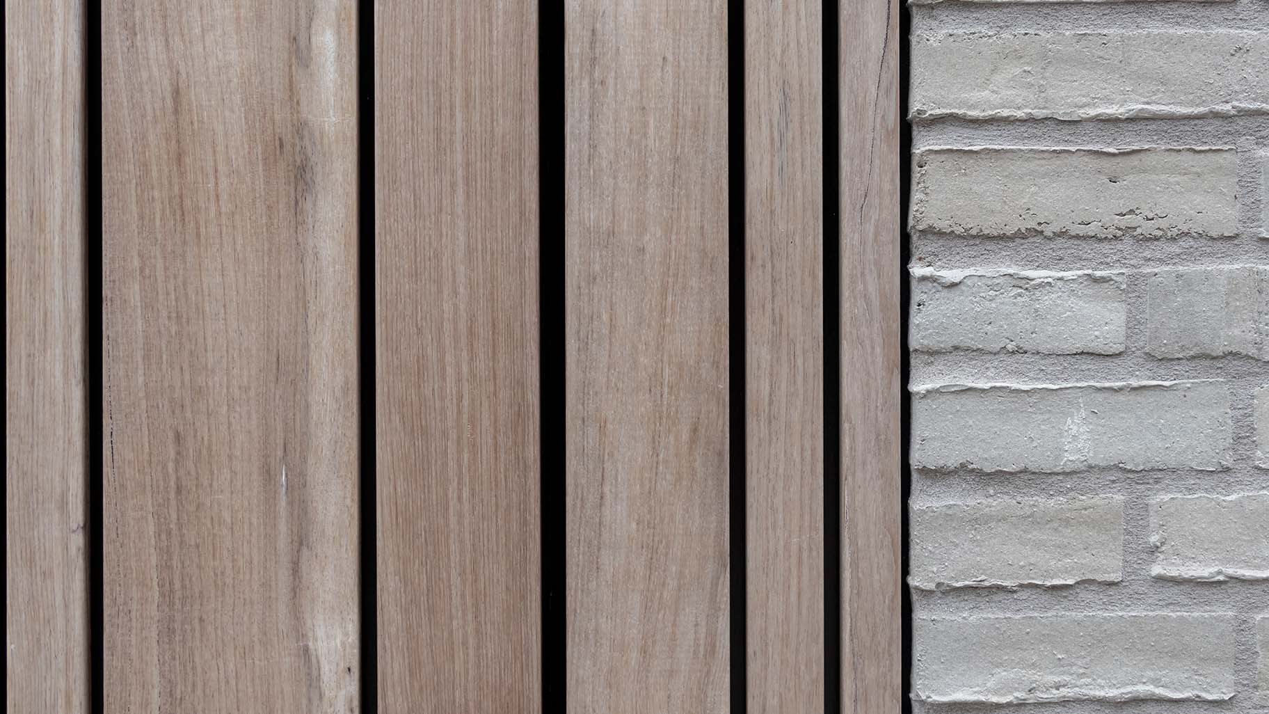 Zijdelingse houten garagedeur