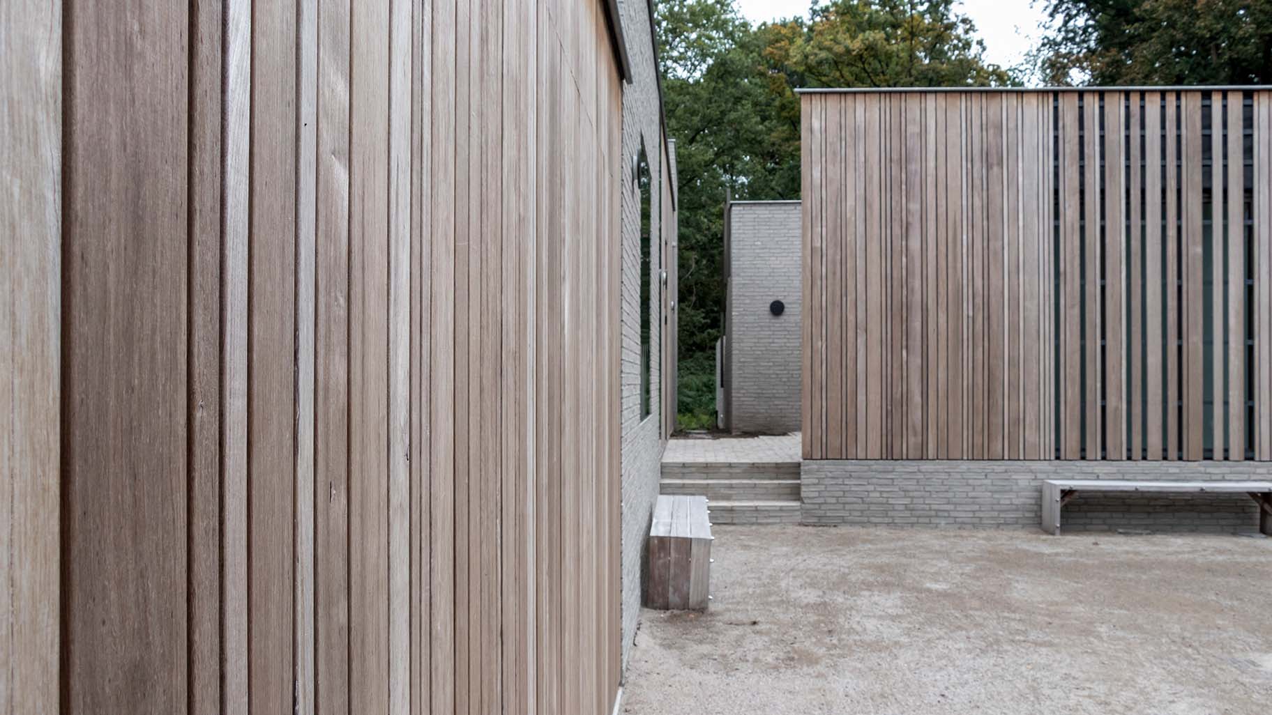 Zijdelingse houten garagedeur different doors