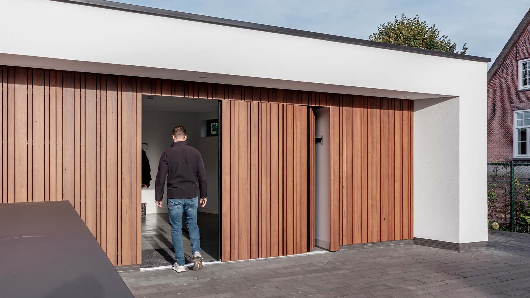 Project: Zijwaartse garagedeur van fraké gelijk met de gevel