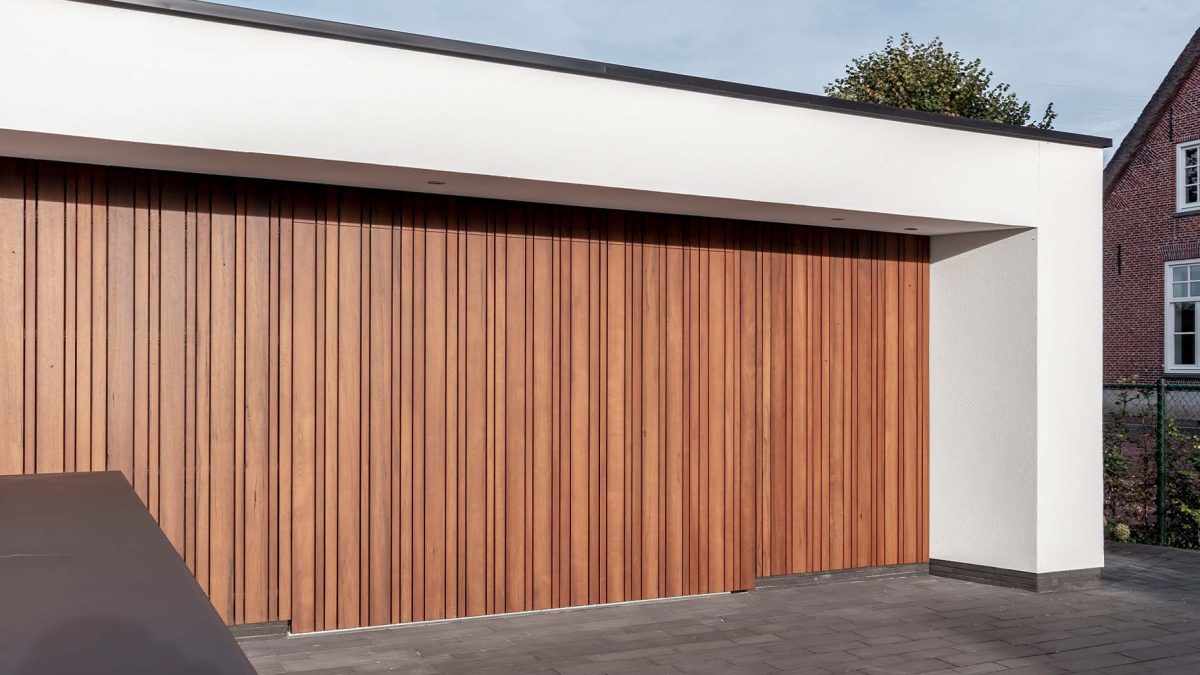 Project: Zijwaartse garagedeur van fraké gelijk met de gevel