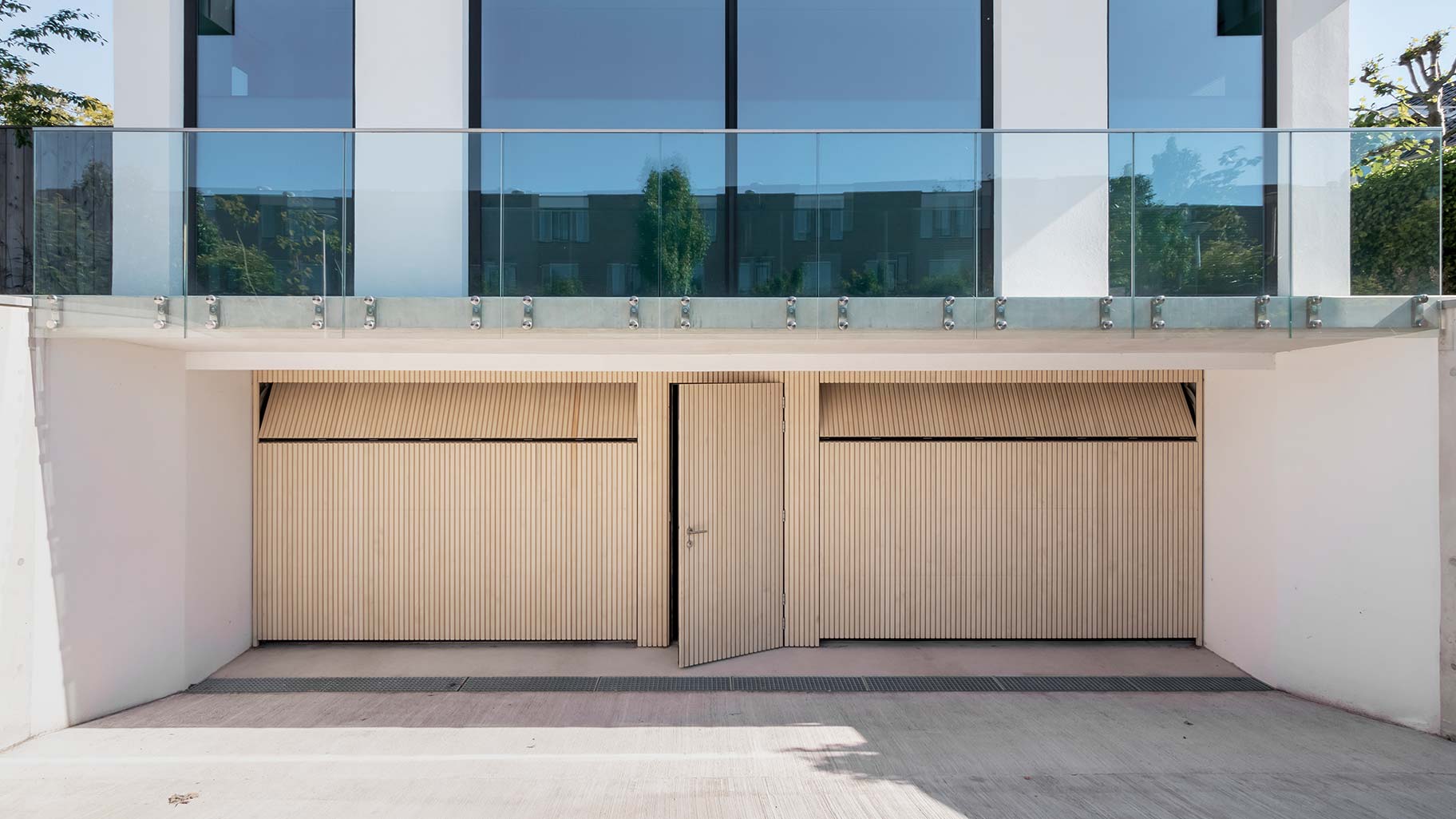 Accoya garagedeur Different Doors