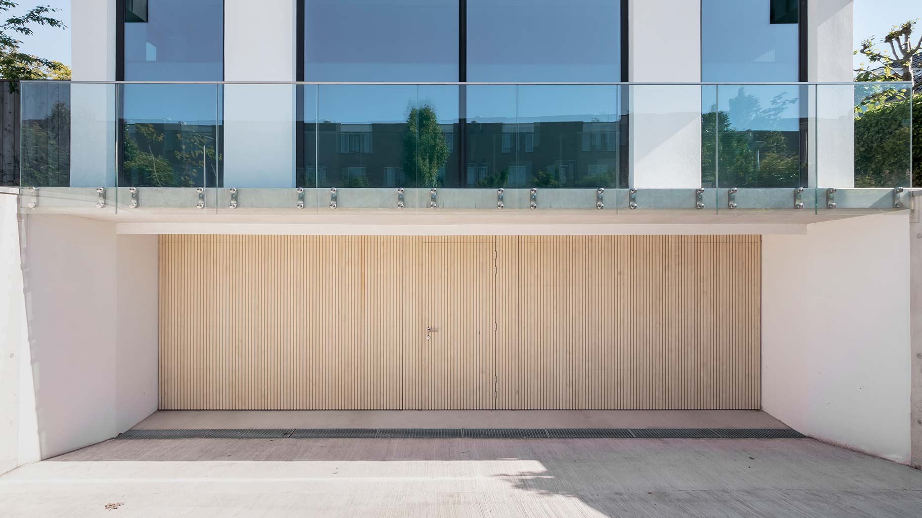 Accoya garagedeur Different Doors