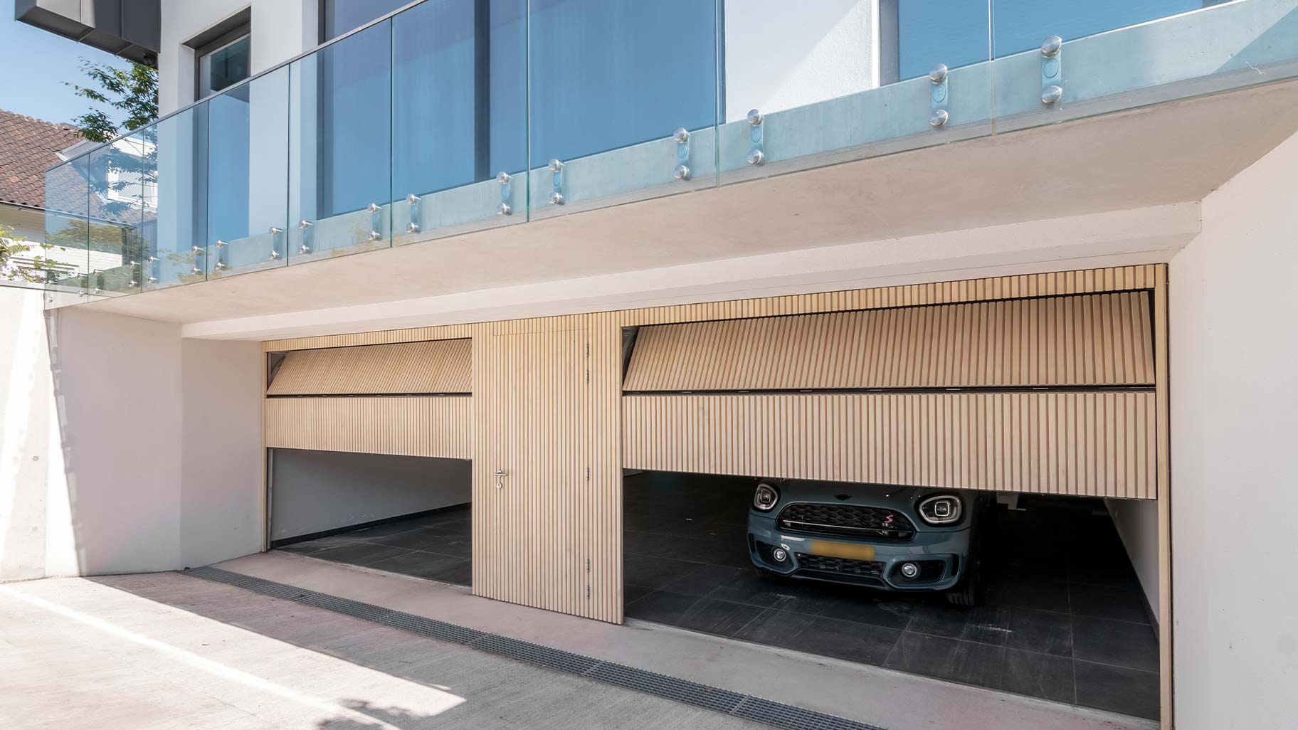 Accoya garagedeur Different Doors