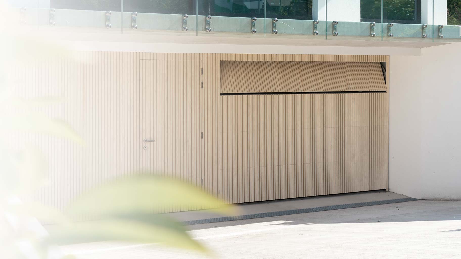 Accoya garagedeur Different Doors