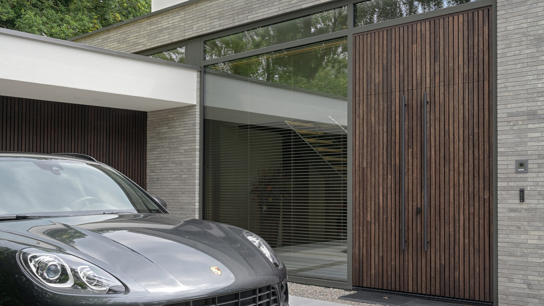 garagedeur met voordeur van hout