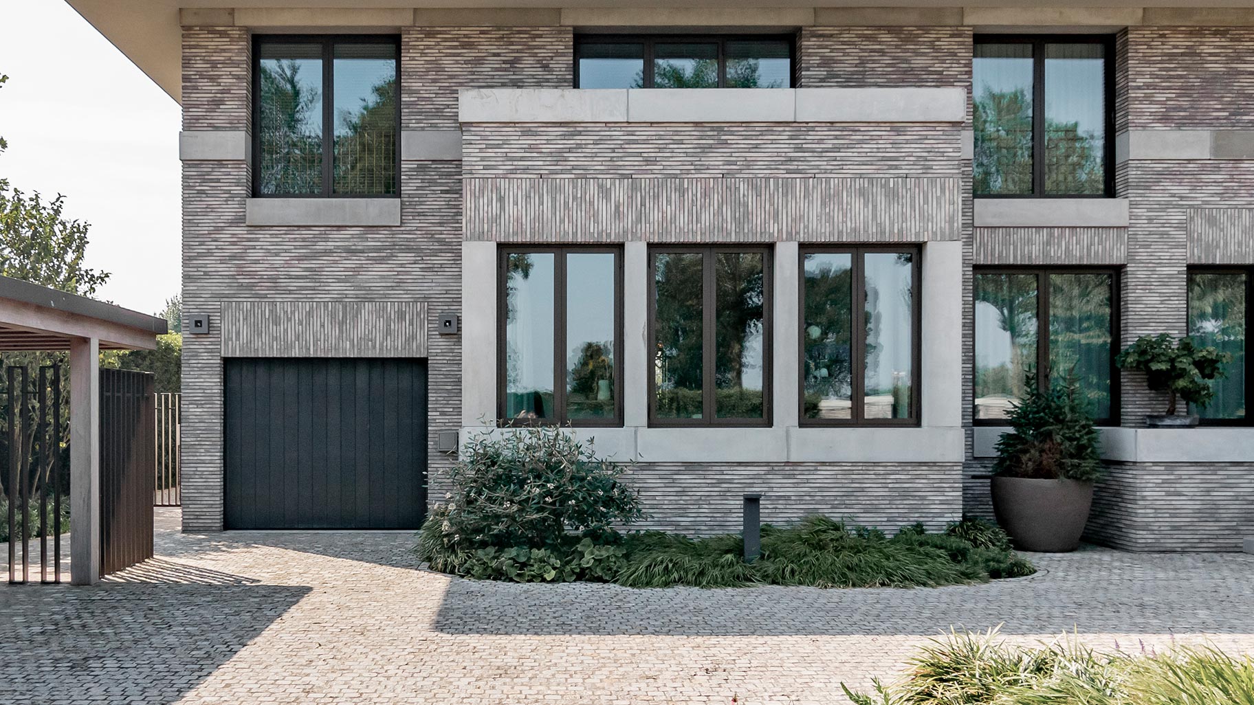 Brede delen garagedeur different doors