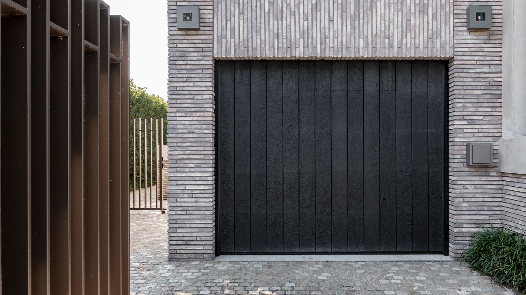 Brede delen garagedeur different doors