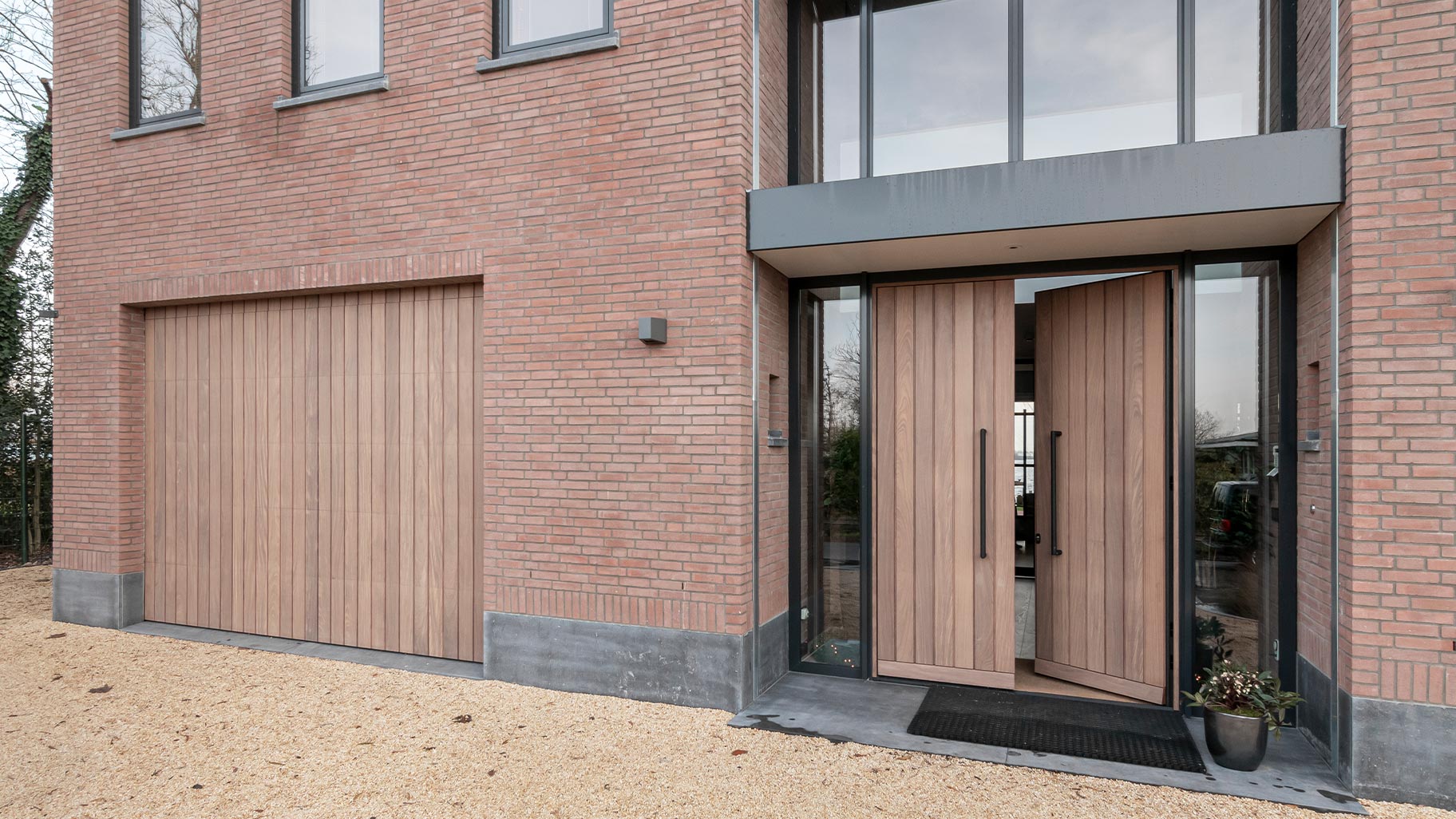 garagedeur met voordeur van hout