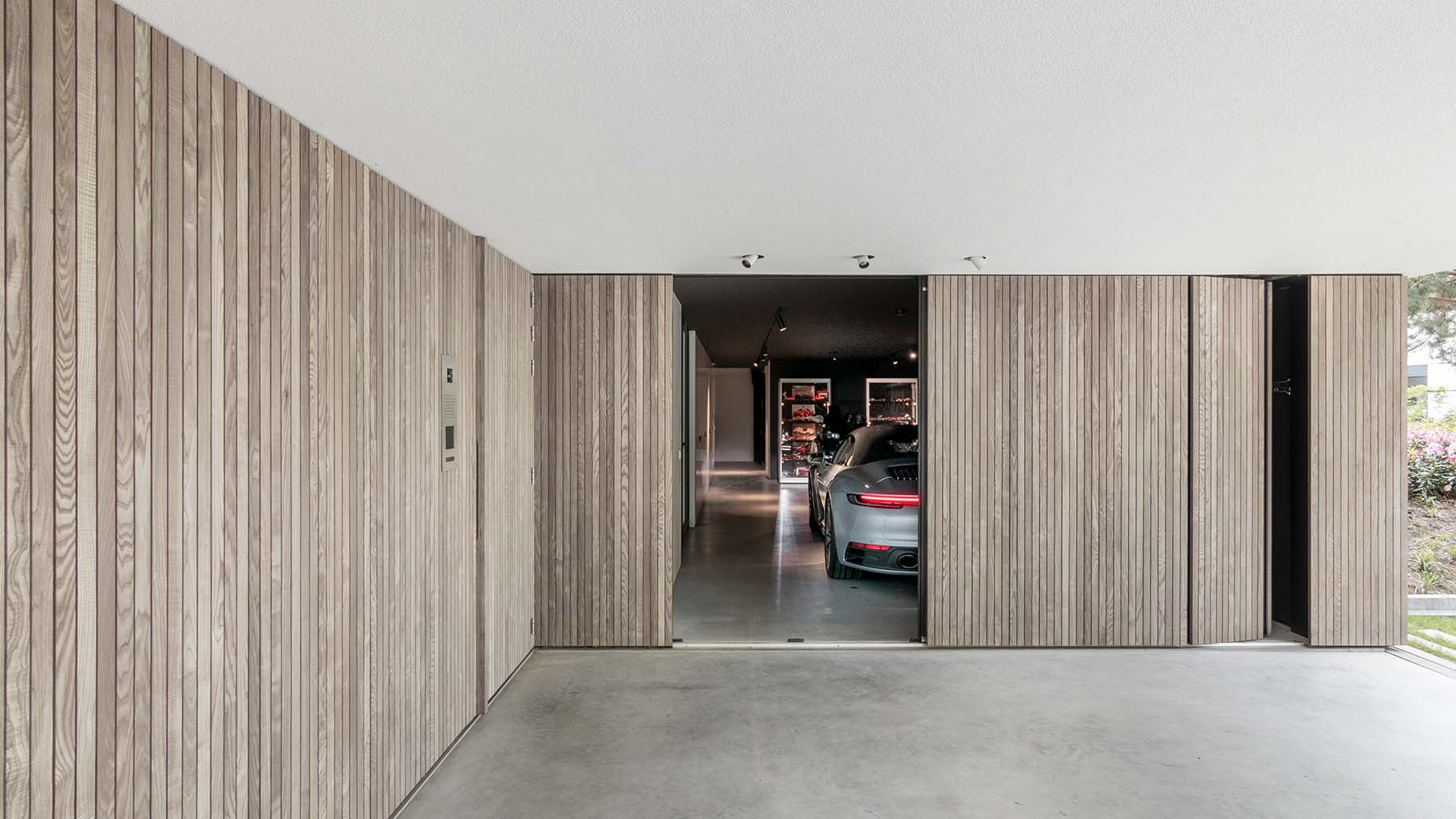 ☆THE GARAGE type27 Zijwaartse houten garagedeuren met loopdeur | Different Doors