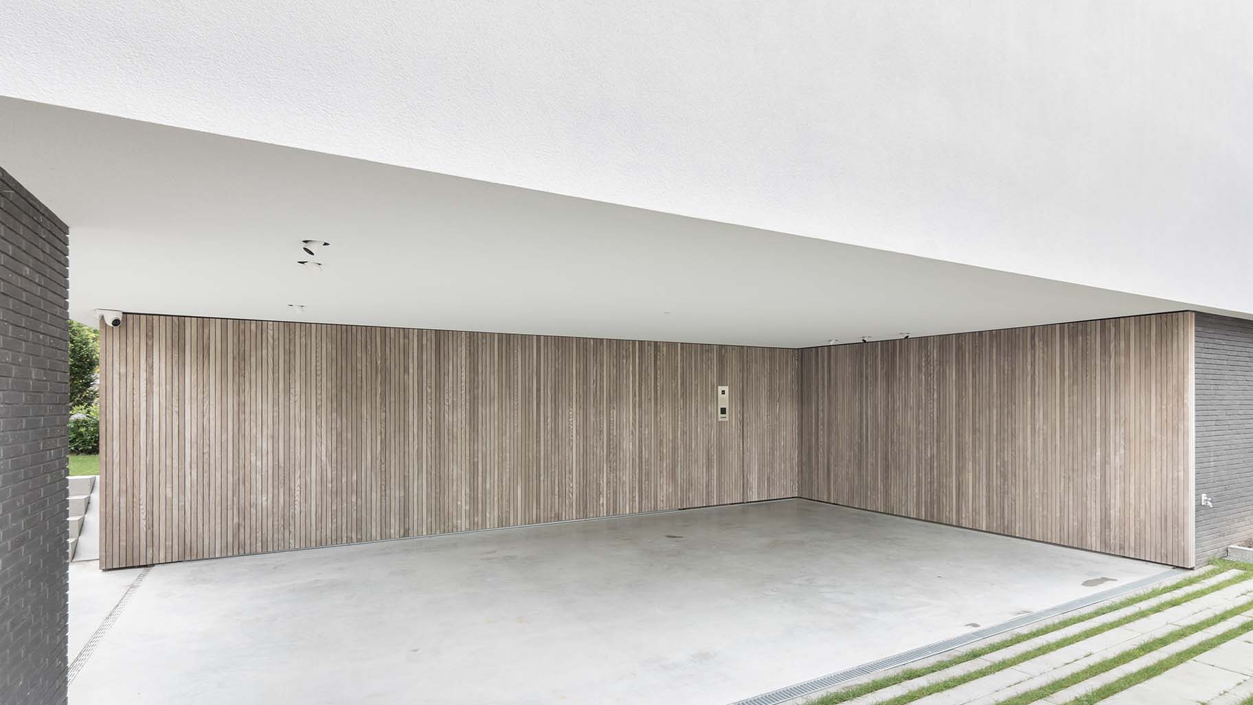 essen hout zijwaartse houten garagedeur met loopdeur - different doors