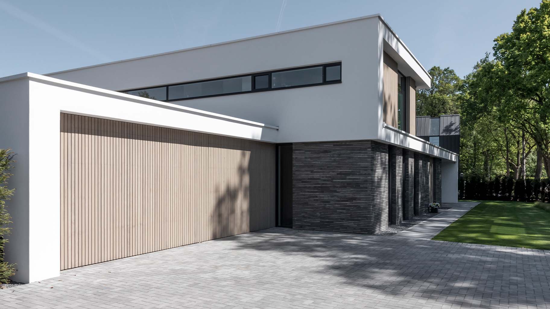 frake houten garagedeuren bij moderne villa different doors (1)