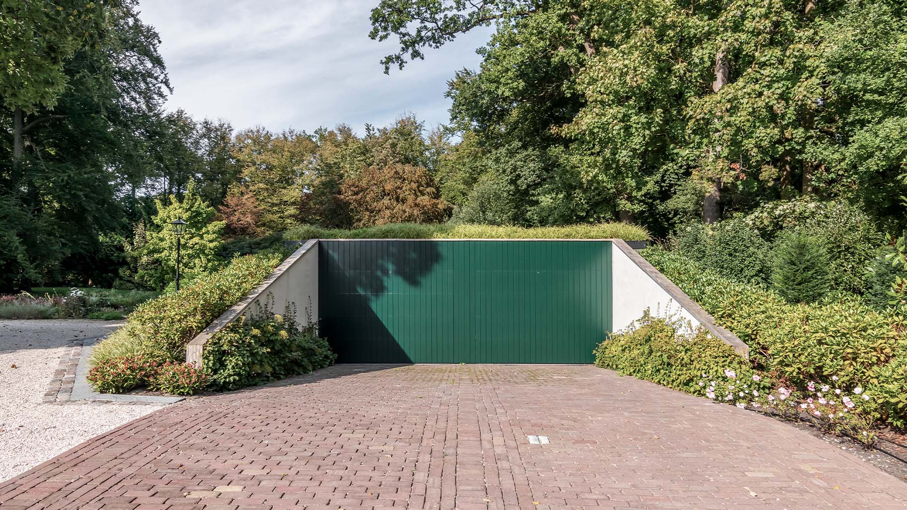 Garagedeur voor exclusief landgoed gemaakt door Different Doors