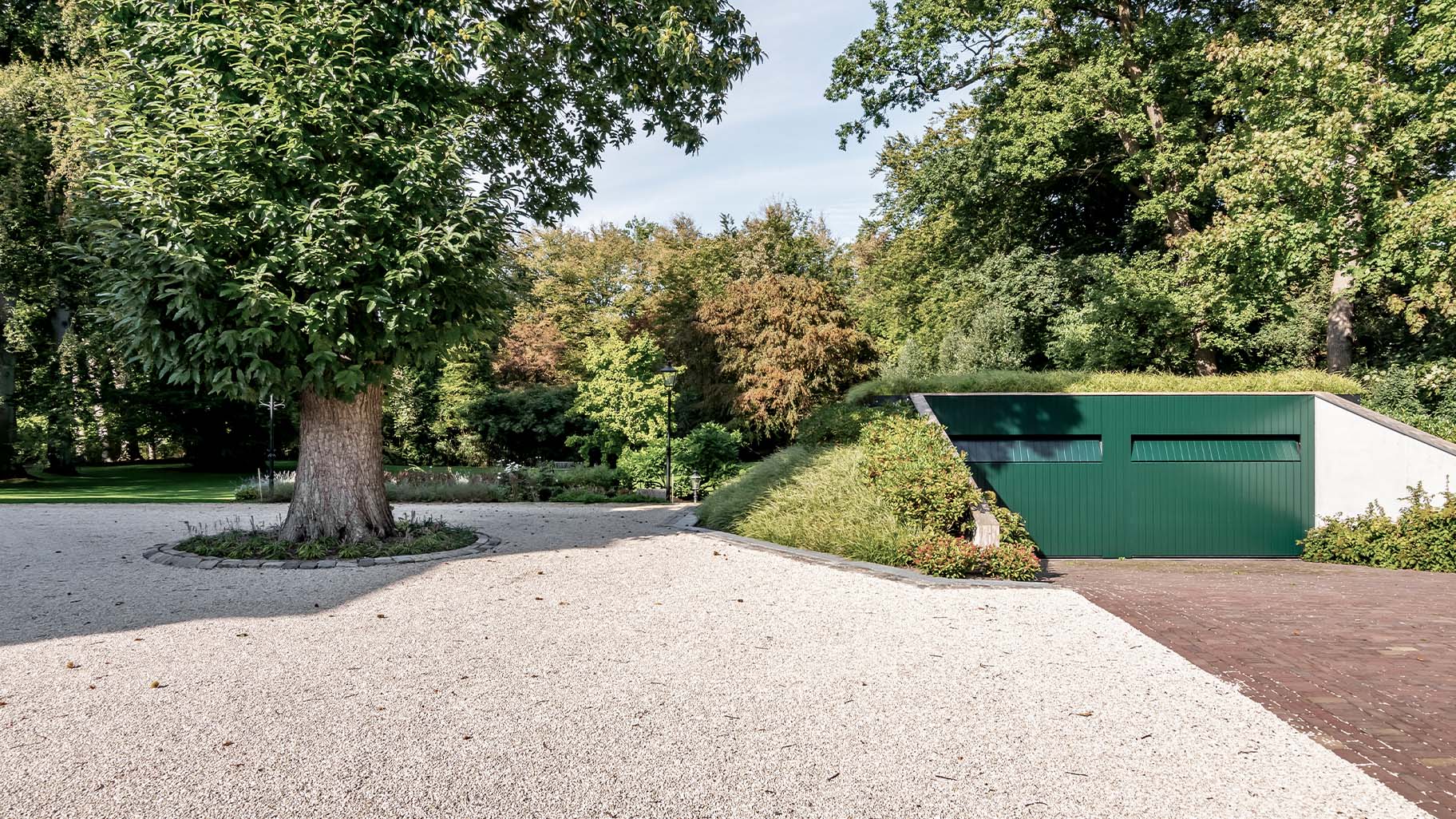 Garagedeur voor exclusief landgoed gemaakt door Different Doors