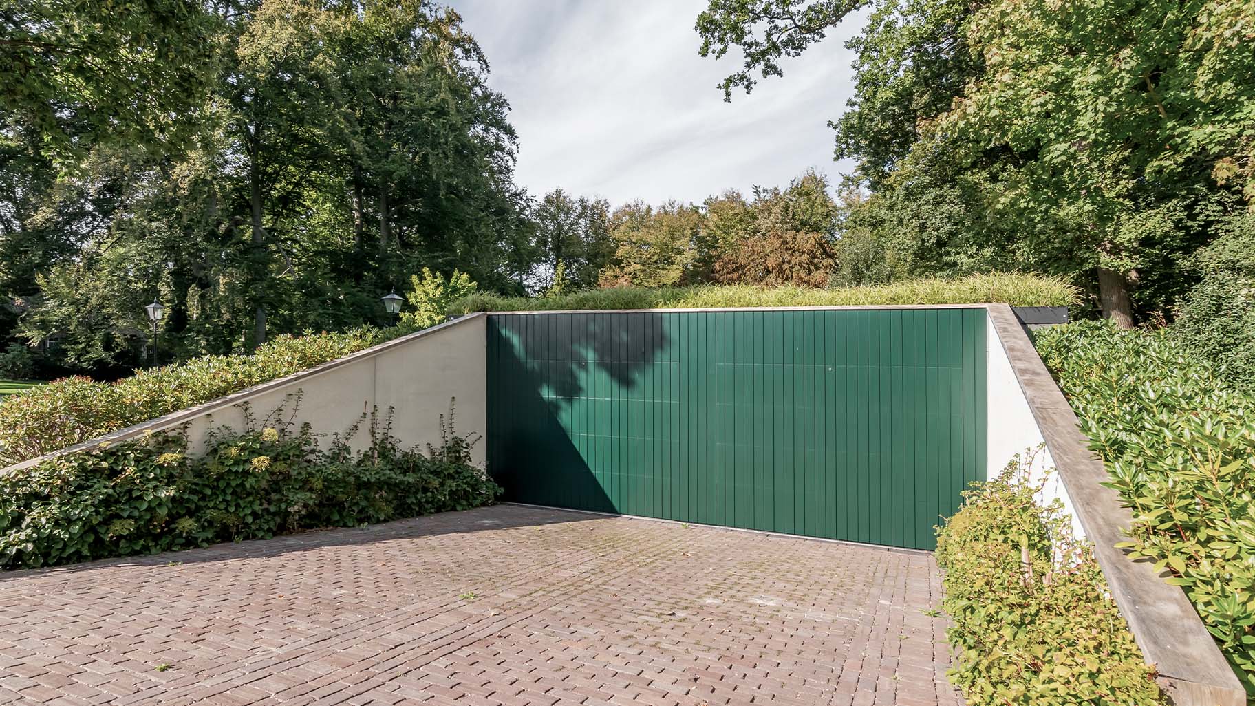 Garagedeur voor exclusief landgoed gemaakt door Different Doors