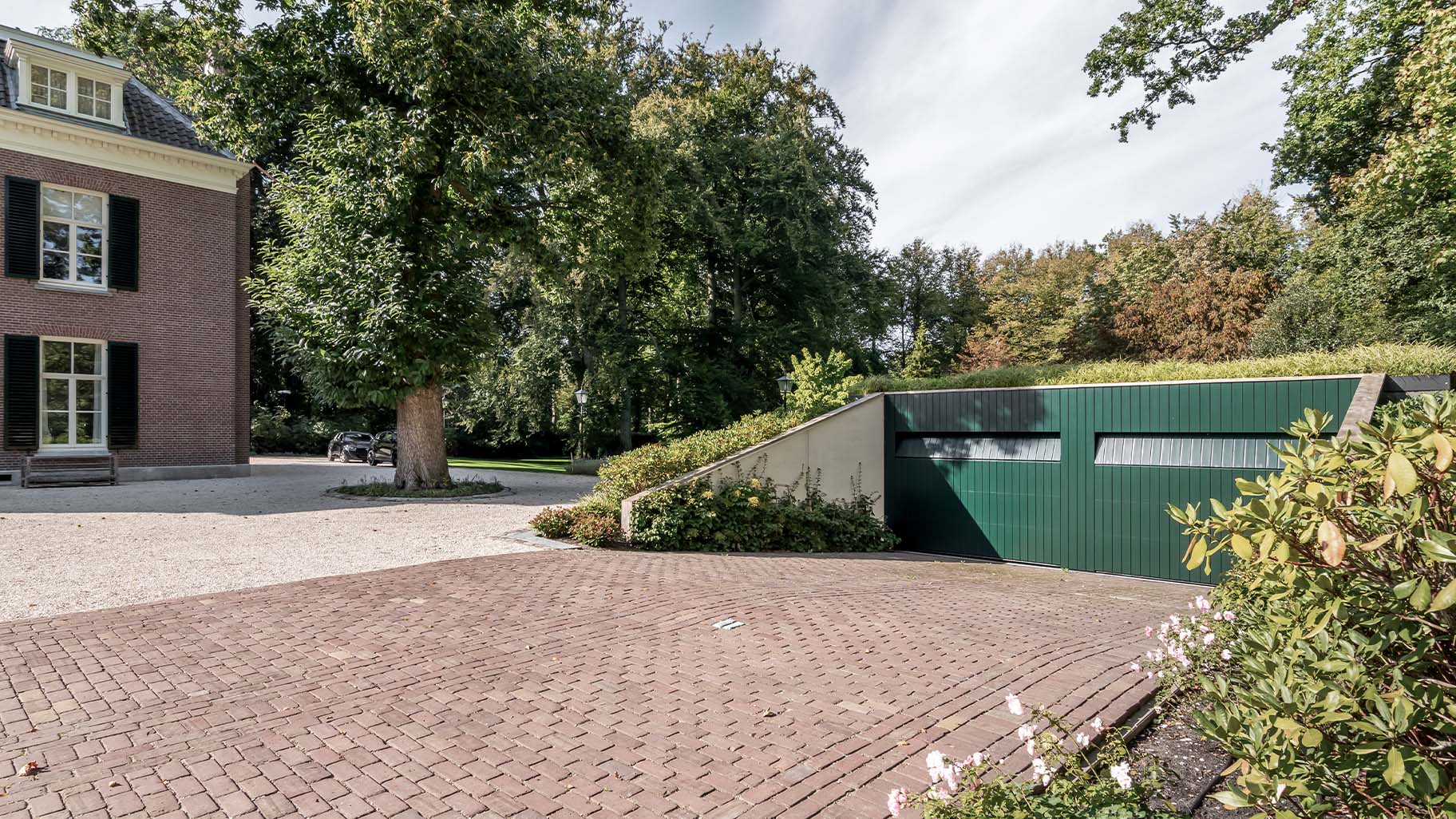 Garagedeur voor exclusief landgoed gemaakt door Different Doors