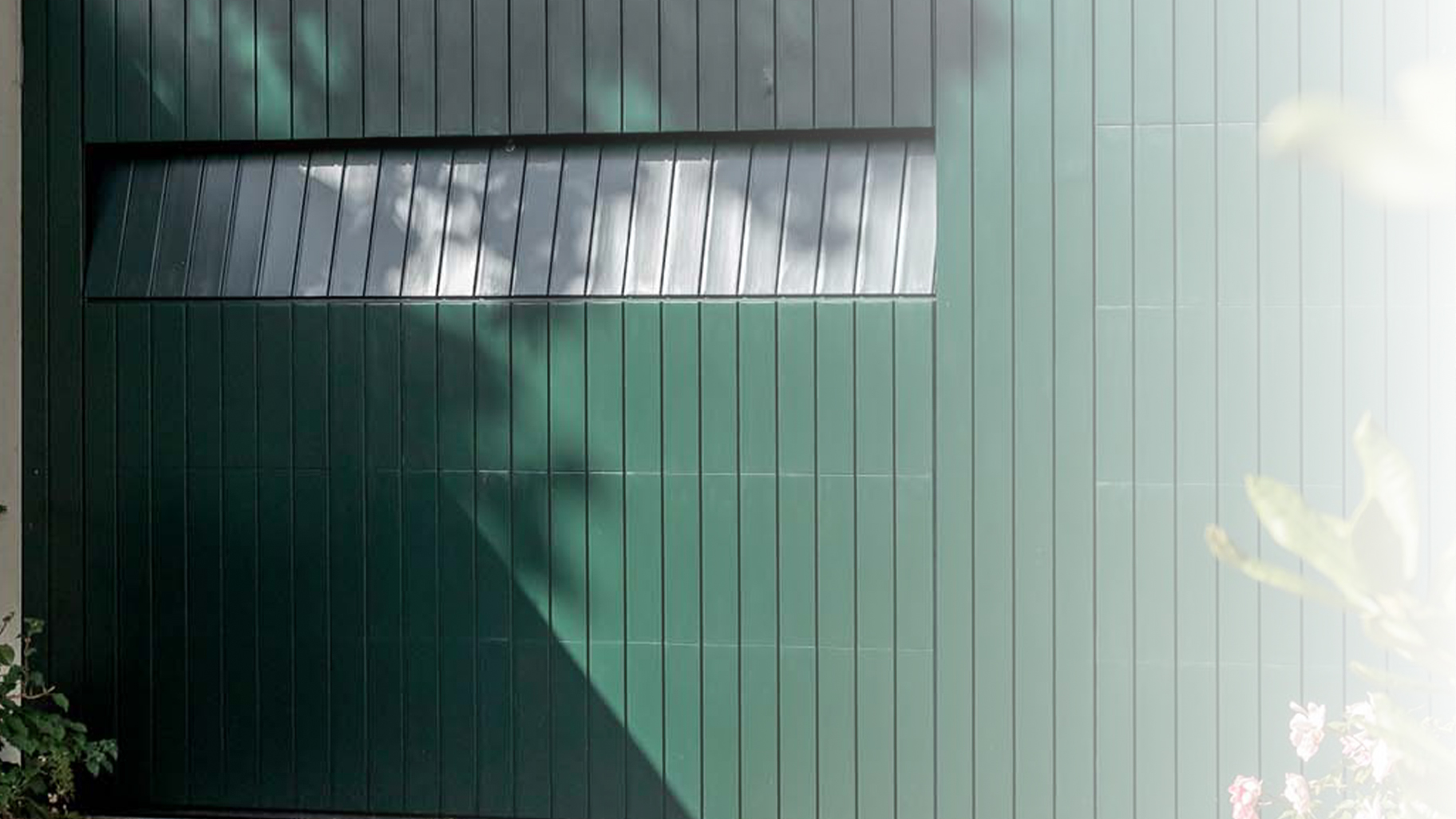 Op maat gemaakte houten garagedeuren door Different Doors