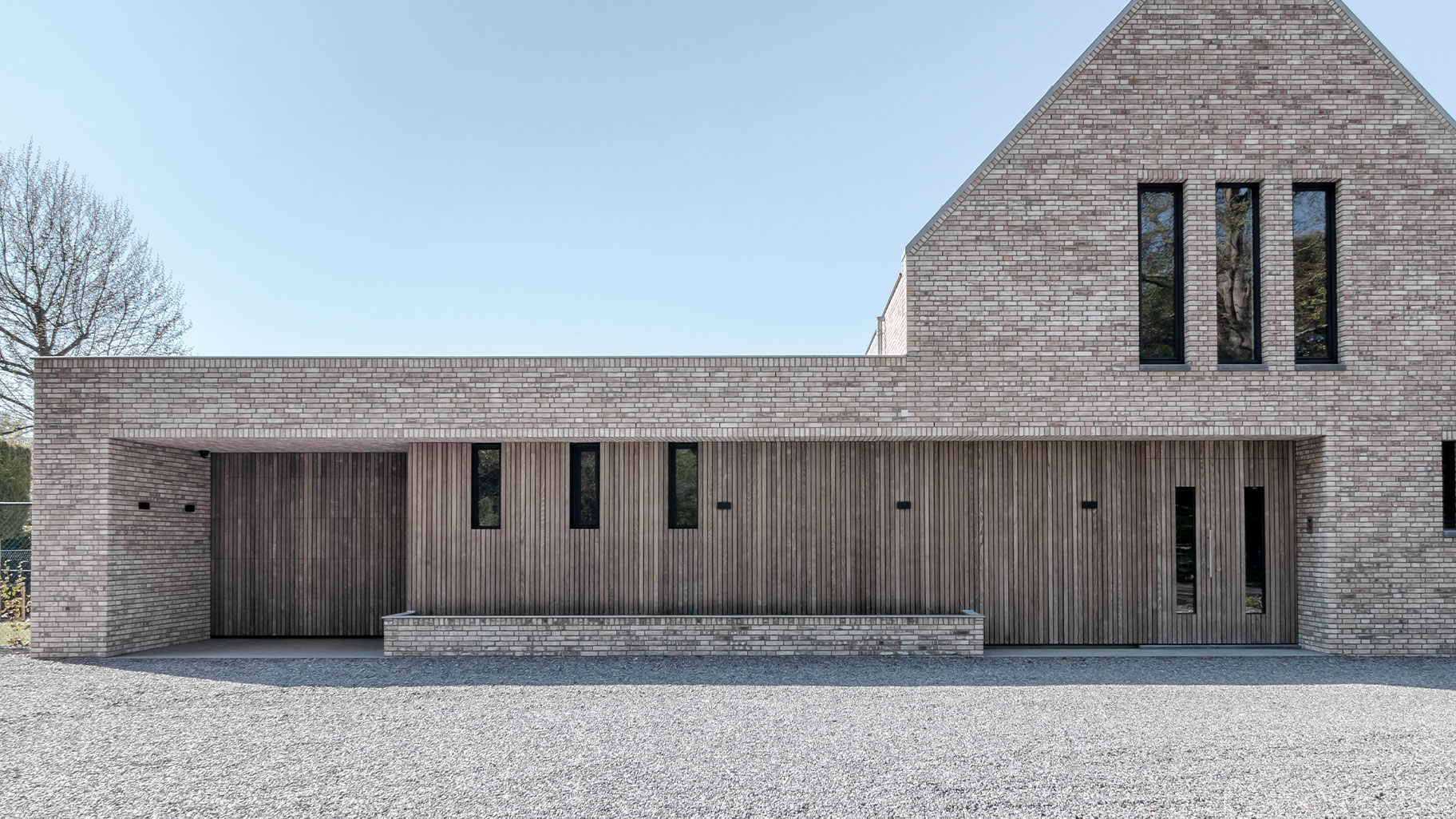 garagedeur van verticale latten
