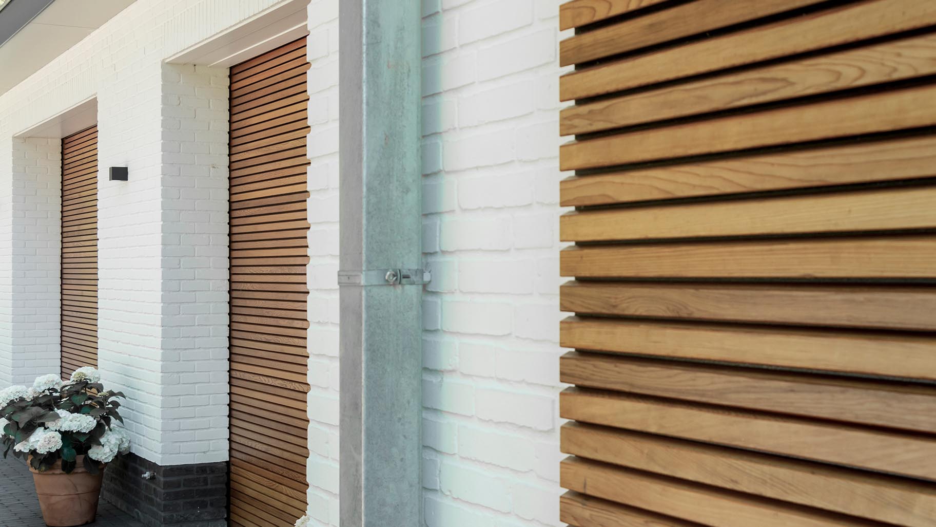 Red Cedar houten sectionaaldeur met horizontale latten