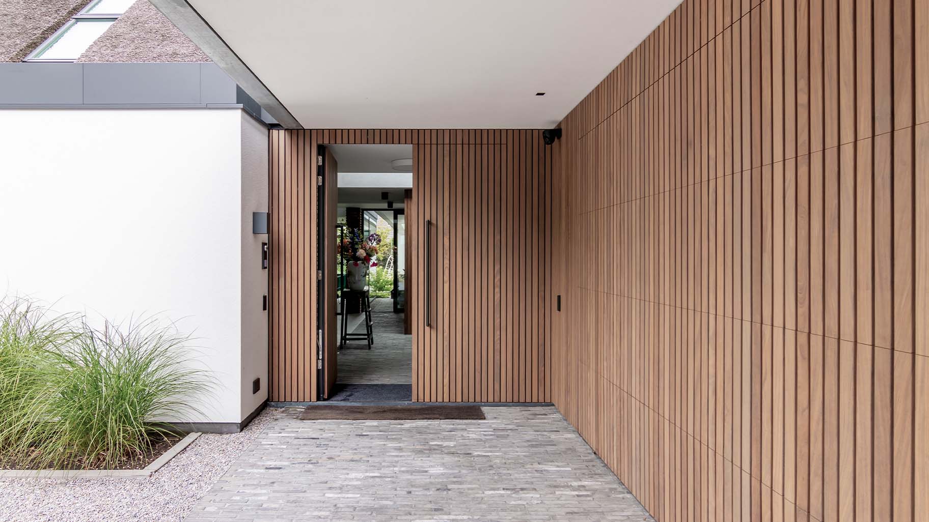 Dubbele openslaande voordeur van Afrormosia hout met verticale latten