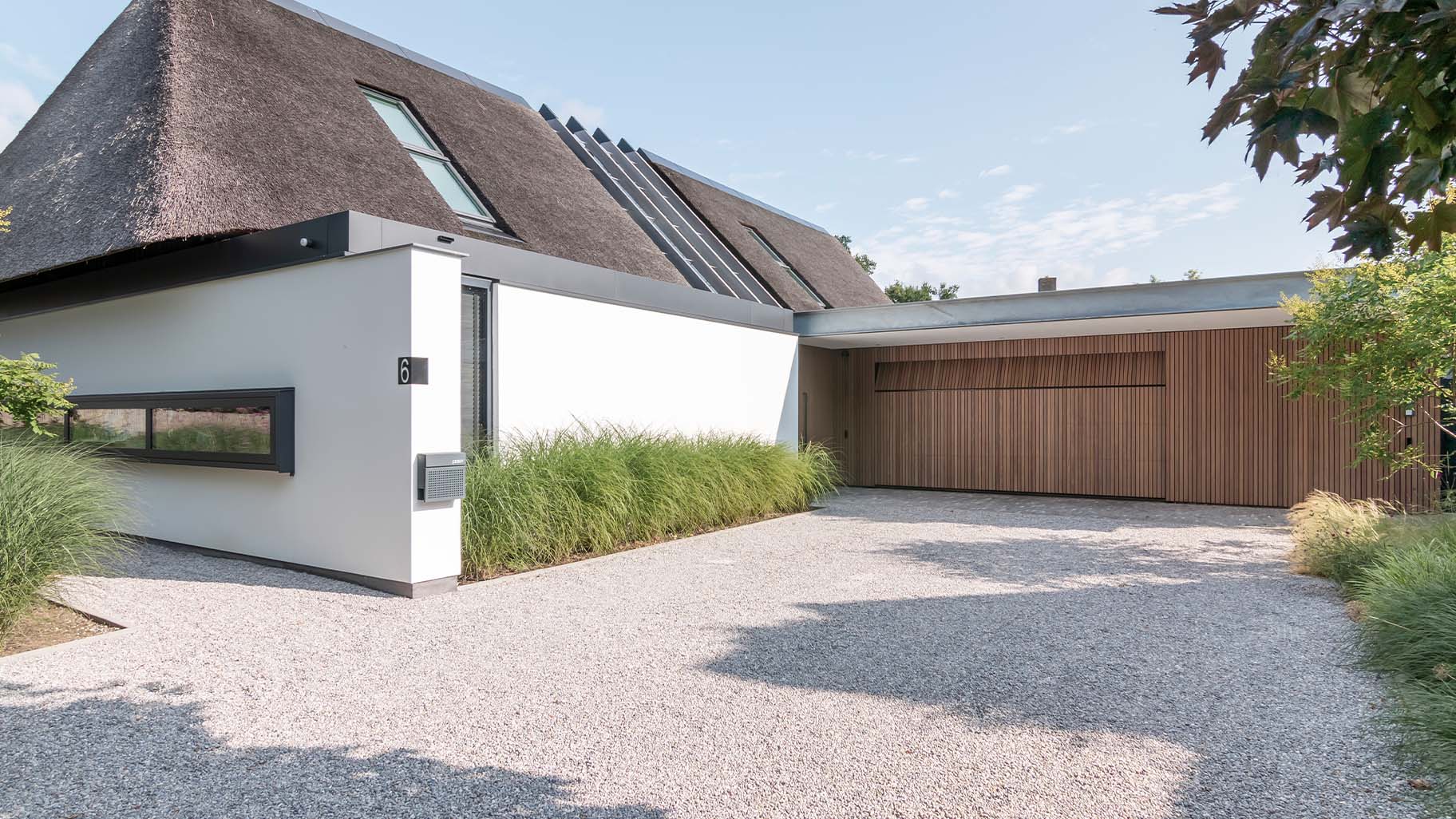 Different Doors houten garagedeur 5 meter breed gelijk met de wand