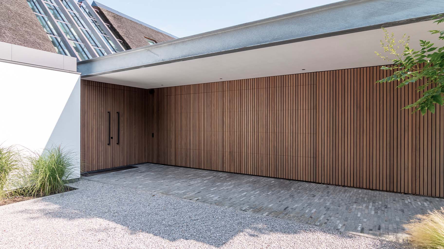 Onzichtbare houten garagedeur 5 meter breed gelijk met de wand