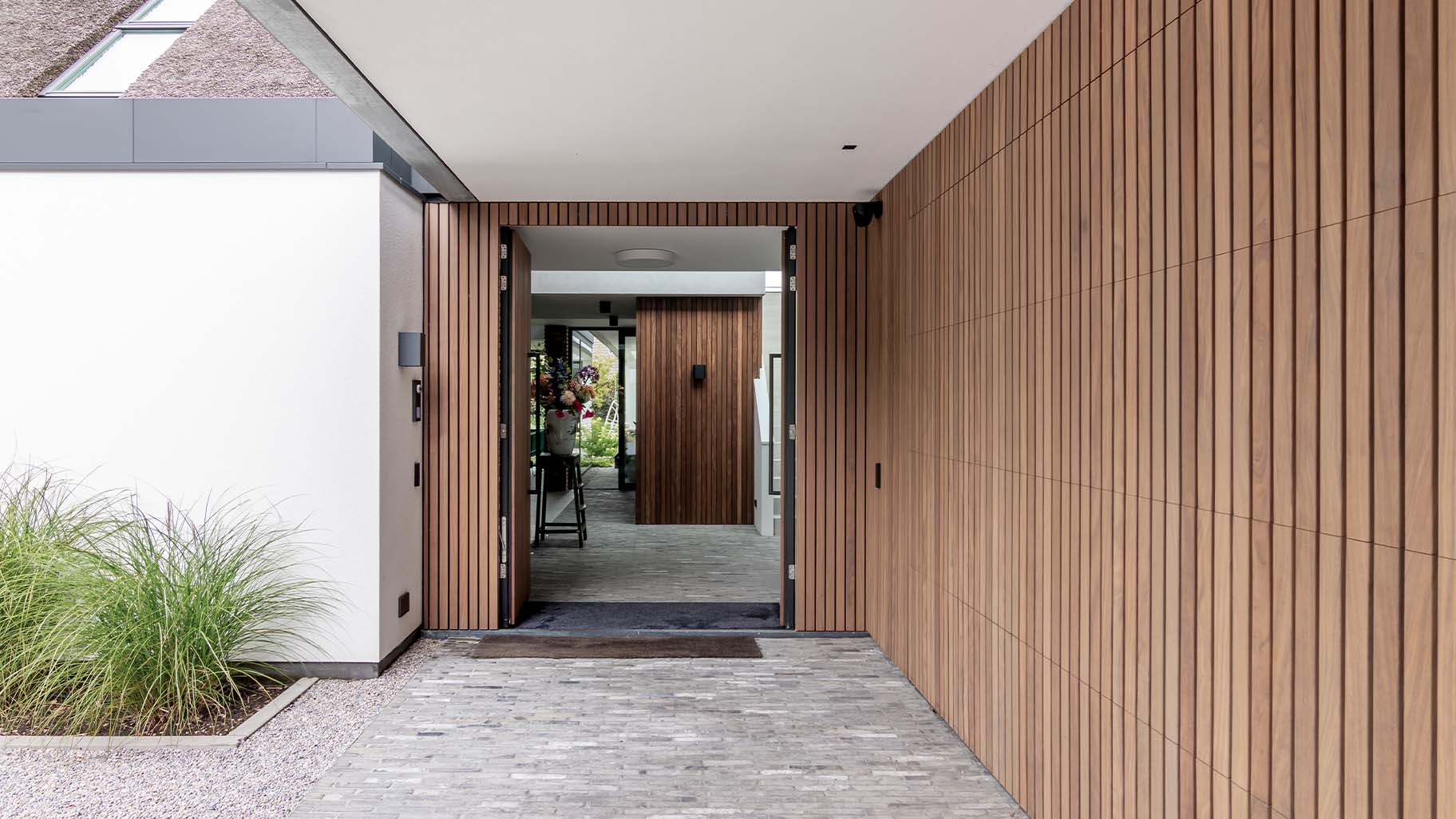 Dubbele openslaande voordeur van Afrormosia hout met verticale latten