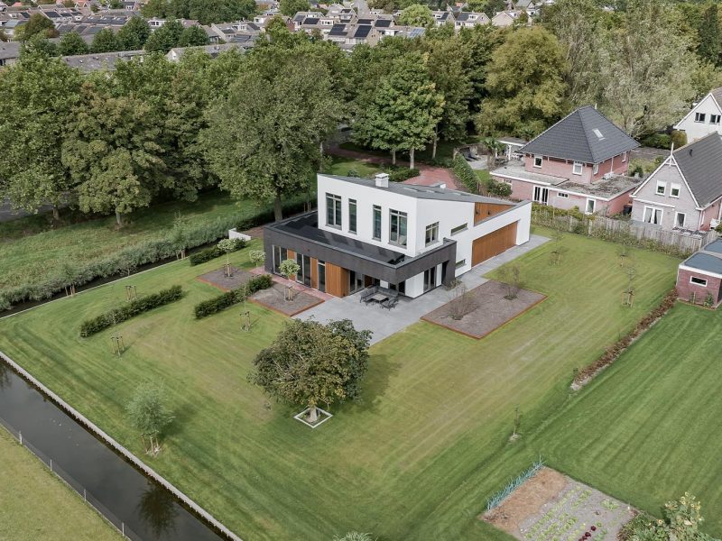 2 houten garagedeuren gelijk met de gevel