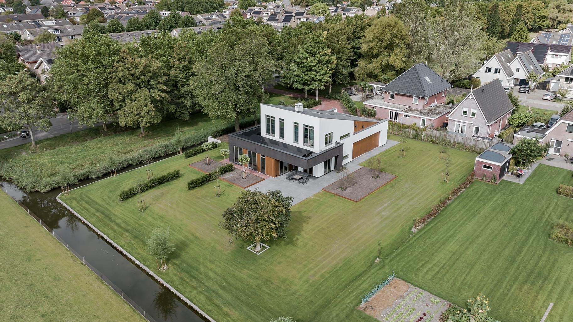 2 houten garagedeuren gelijk met de gevel