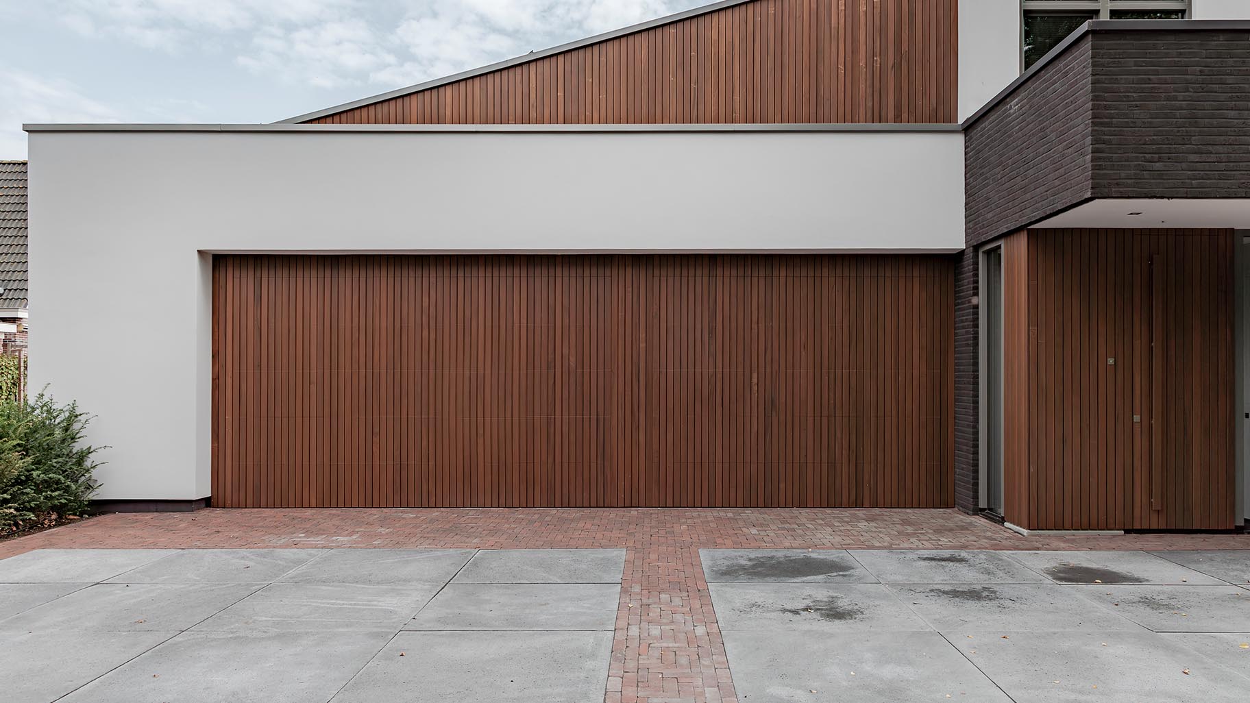 Moderne villa met twee verborgen houten sectionaaldeuren