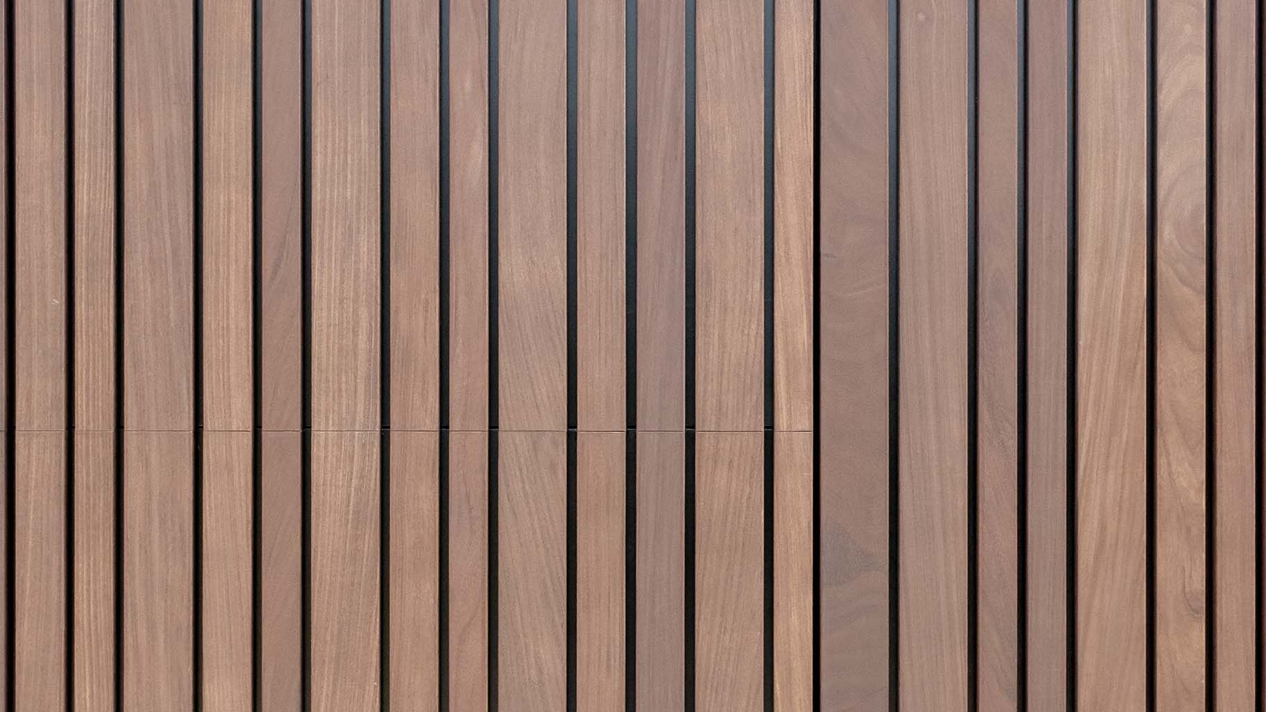 Houten garagedeuren met loopdeur, handig verwerkt in de voorgevel
