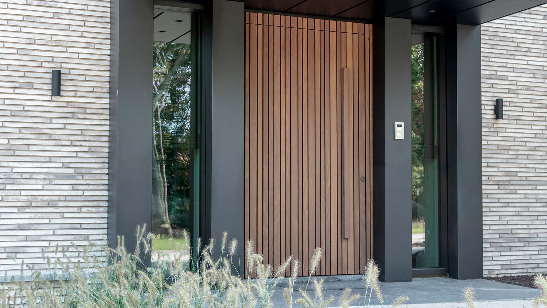 Houten taatsdeur als voordeur van een moderne woning