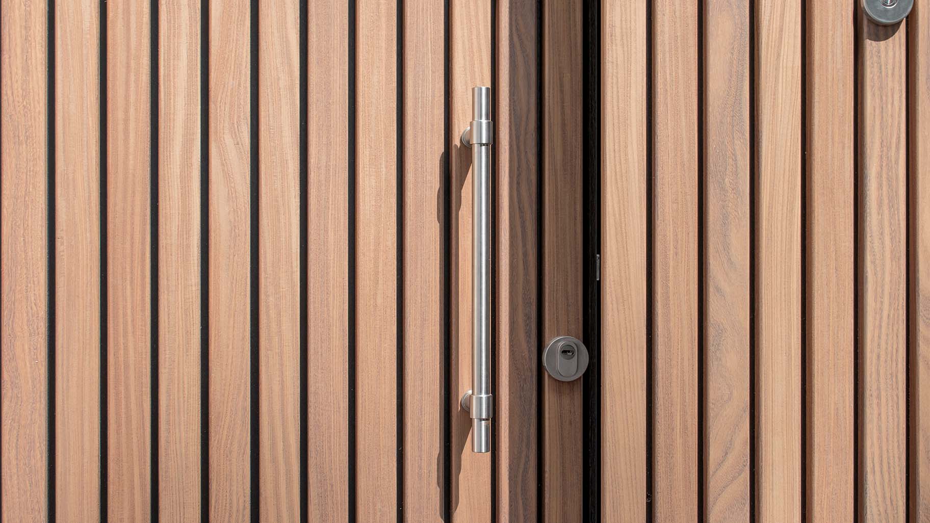 Different Doors Afrormosia houten voordeur met verticale latten