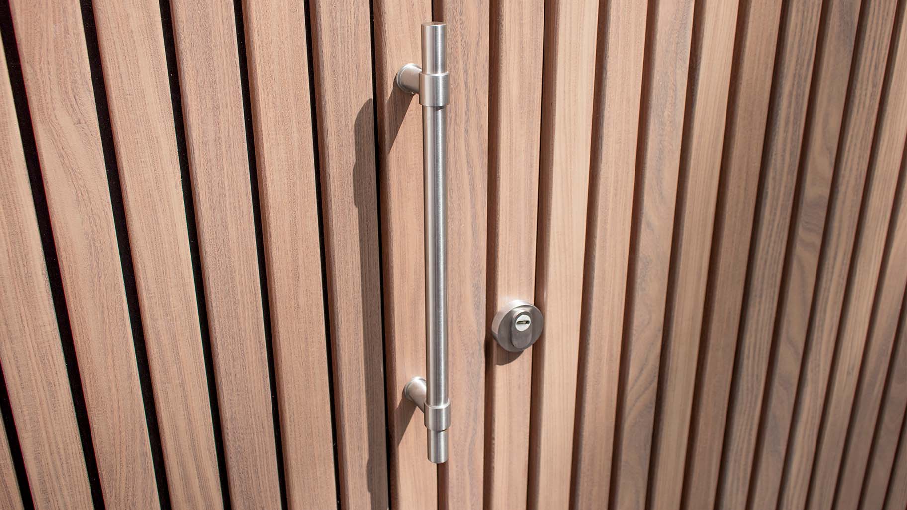 Different Doors Afrormosia houten voordeur met verticale latten