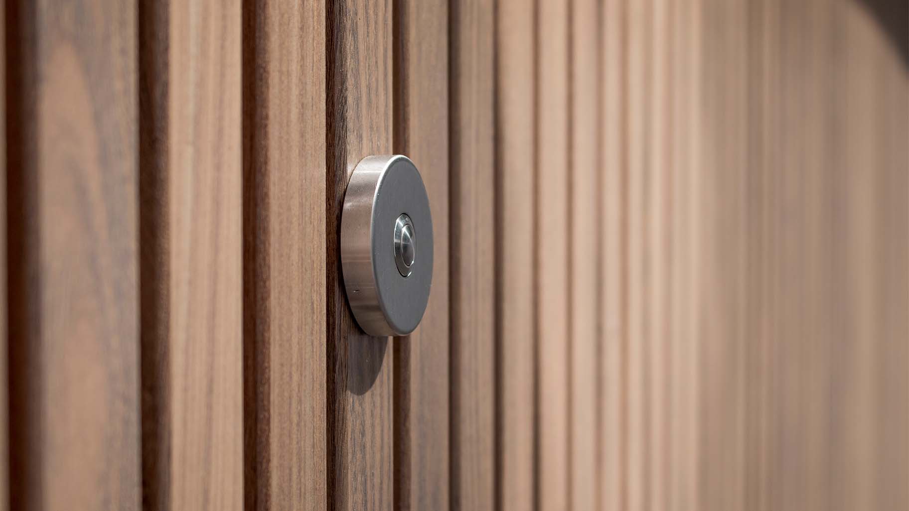 Different Doors Afrormosia houten voordeur met verticale latten