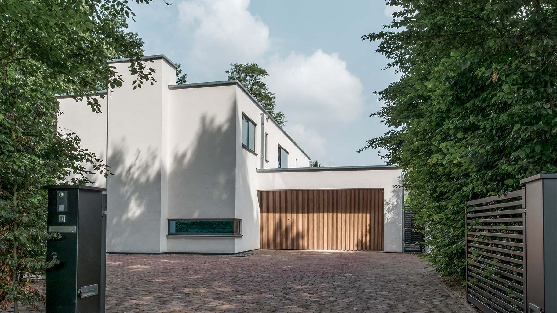 Different Doors houten zijwaartse sectionaaldeur en voordeur van Afrormosia hout