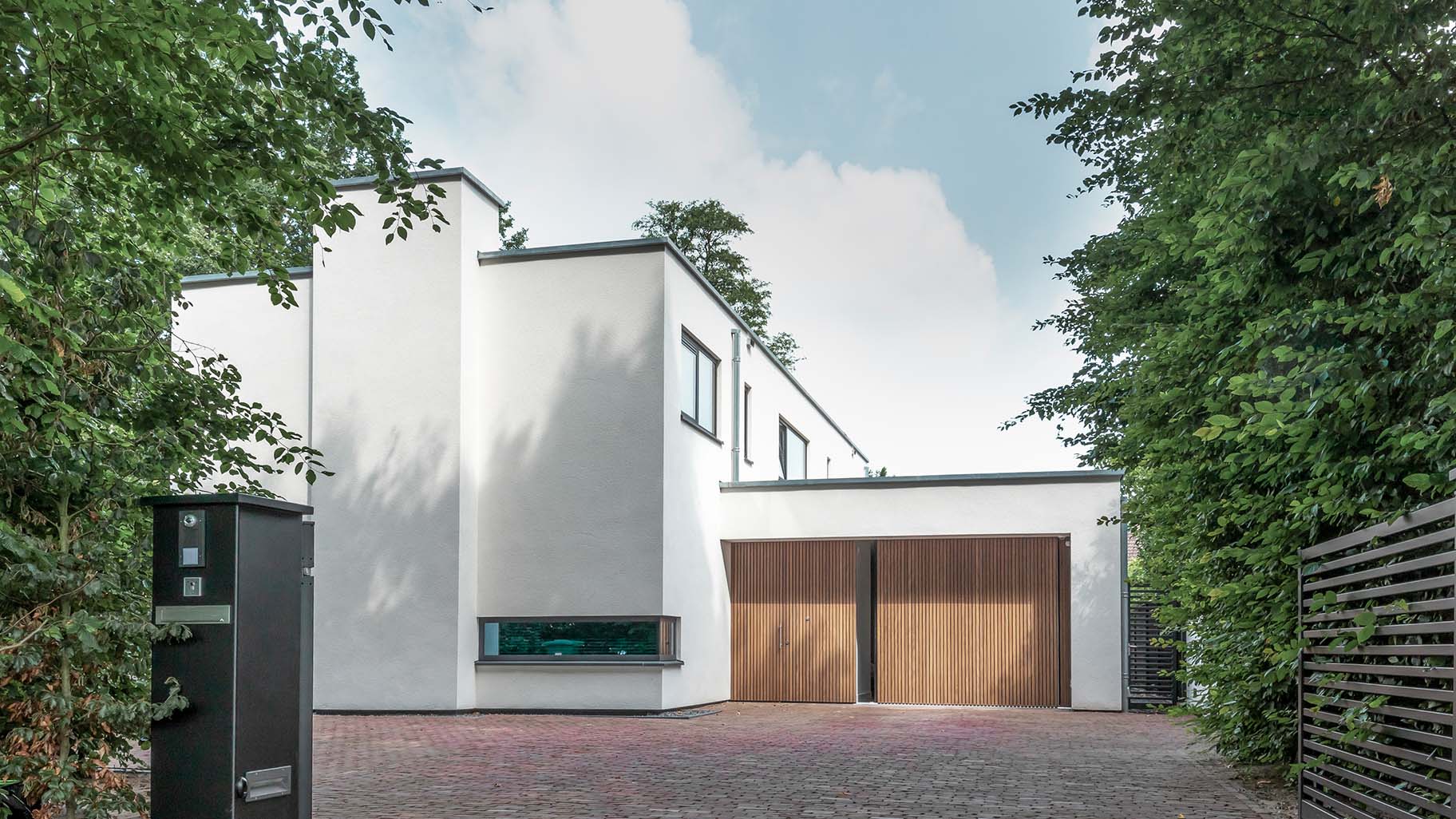 Different Doors houten zijwaartse sectionaaldeur en voordeur van Afrormosia hout