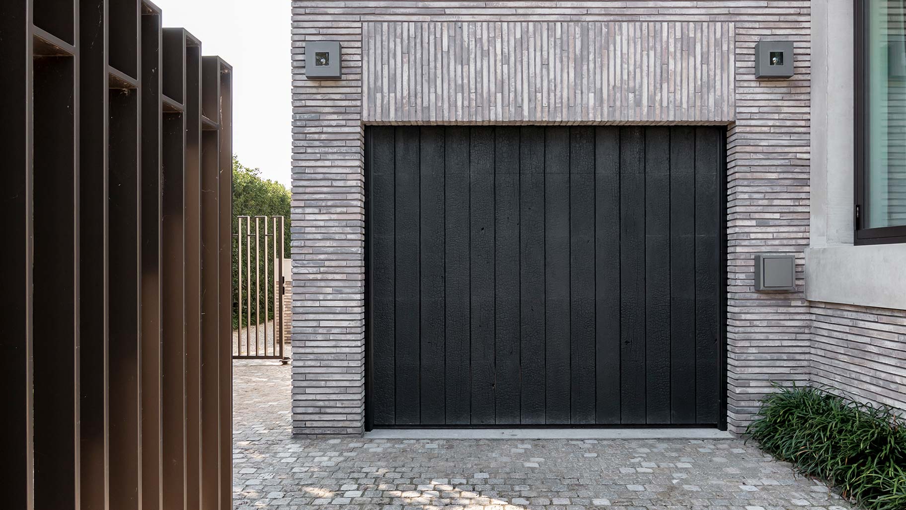 japans zwarthoud garagedeur