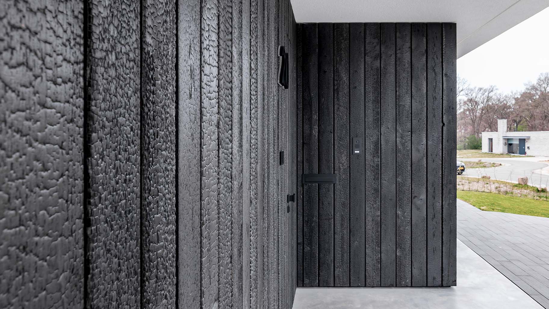 Different Doors garagedeur en voordeur van Shou Sugi Ban hout