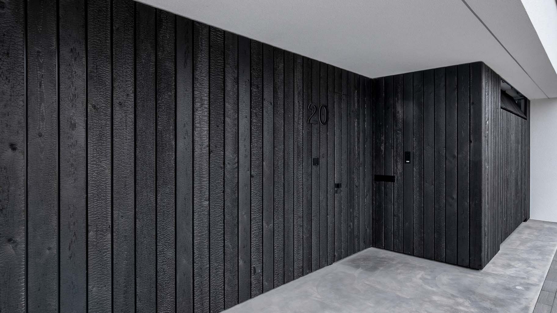 Different Doors garagedeur en voordeur van Shou Sugi Ban hout