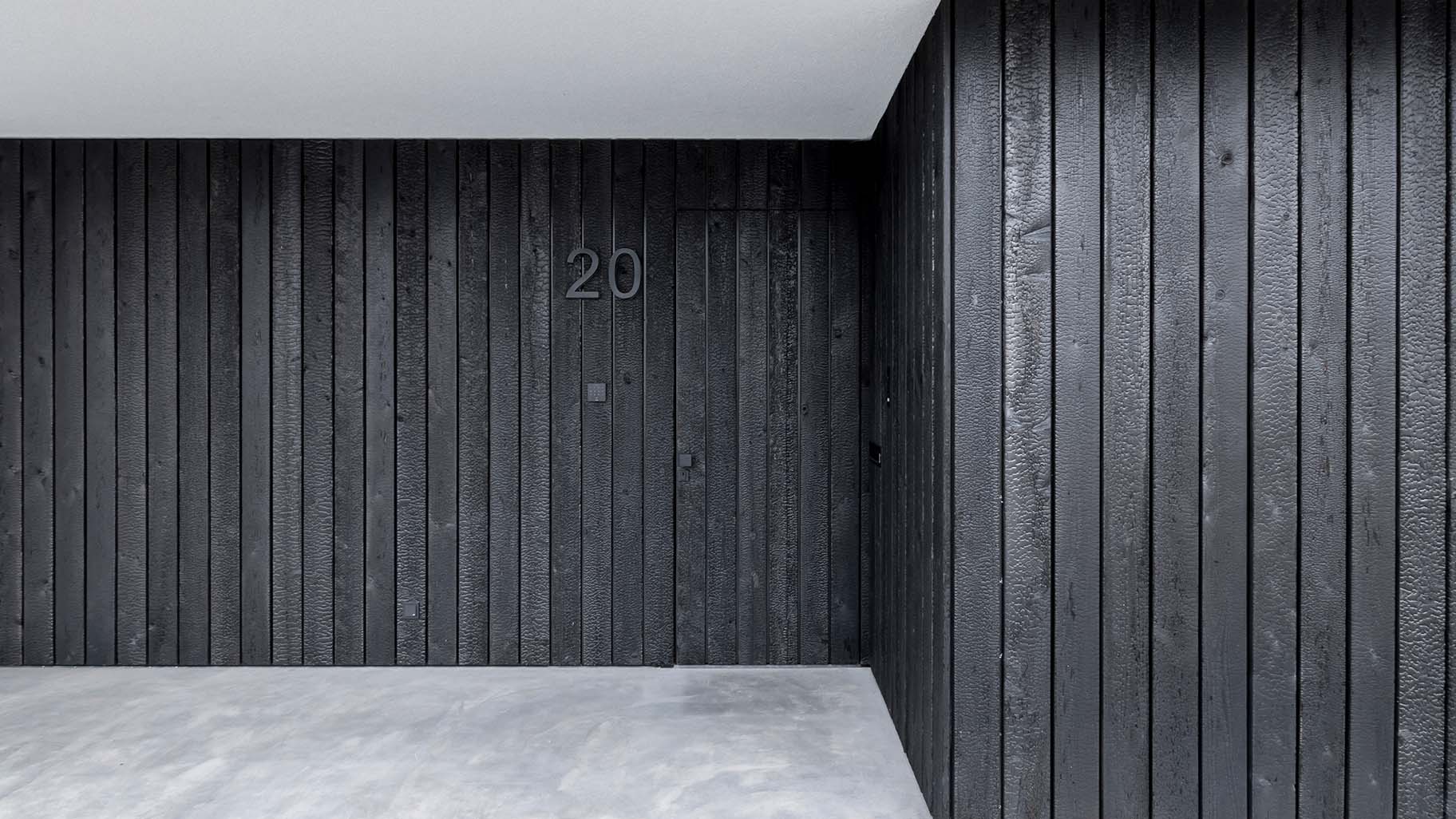 Different Doors garagedeur en voordeur van Shou Sugi Ban hout