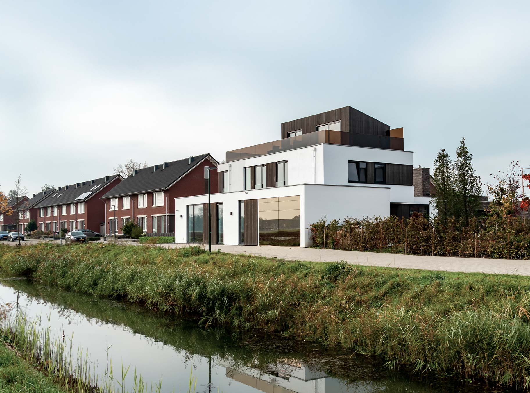 Speciale garagedeur met spiegels als gevelbekleding